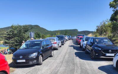 Denunciados 75 vehículos mal aparcados en las zonas de baño de Nagore y Arce
